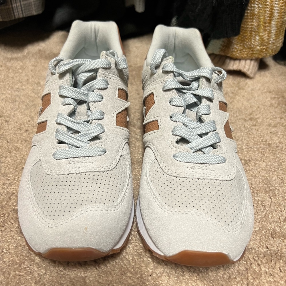 New balance tennis shoes